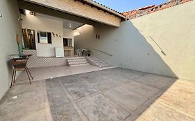 Casa Completa com Garagem a 5min do Centro, AC e WiFi